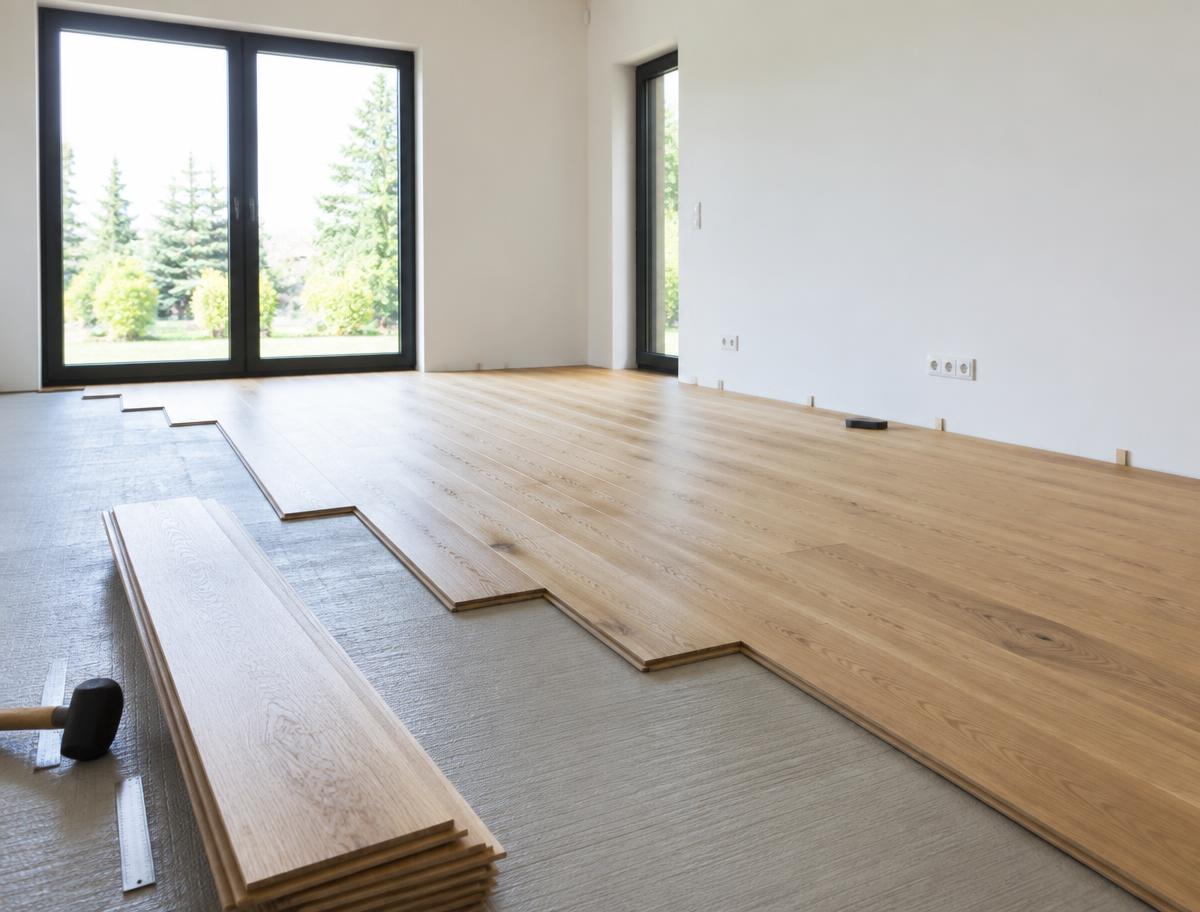 Frisch verlegte Holzdielen in einem hellen, leeren Raum